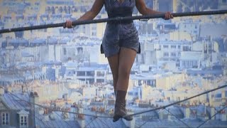 En équilibre sur un fil cette funambule traverse Montmartre [upl. by Garin]