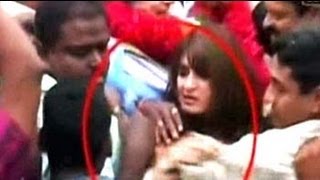 Sunanda Tharoor trapped harassed by crowd at airport [upl. by Eehsar]