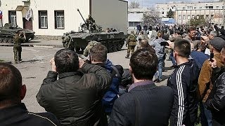 Seis blindados del ejército ucraniano enarbolan la bandera rusa al llegar a Slaviansk [upl. by Berriman307]