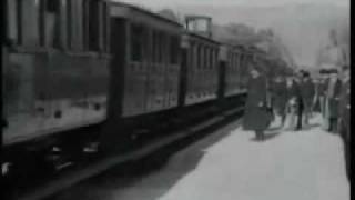 quotA CHEGADA DE UM TREM NA ESTAÇÃOquot IRMÃOS LUMIÉRE 1895 O PRIMEIRO FILME DA HUMANIDADE [upl. by Seroled76]