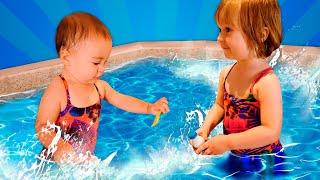 Mi chiamo Bianca  Giochi in piscina per piccoli Bambini che giocano con le bambole [upl. by Kassie]