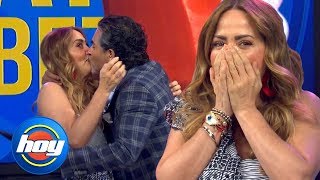 Le roba un beso a Andrea Legarreta en pleno show y ella no sabe cómo reaccionar  Hoy [upl. by Mchugh]