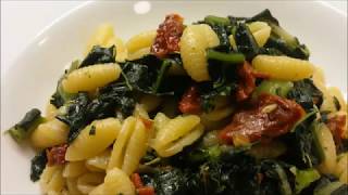 Pasta con cavolo nero e pomodori secchi [upl. by Reiko]